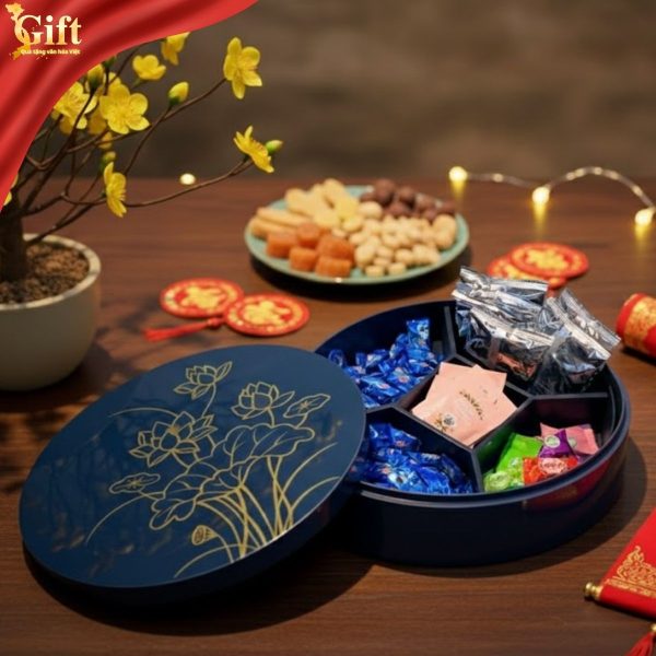 Hộp Mứt Tết Sơn Mài Tịnh Sen Vàng 5 Ngăn Nền Xanh SGHMTBL09/4 – Vẻ Đẹp An Nhiên, Trọn Vẹn Phúc Lộc Ngày Xuân