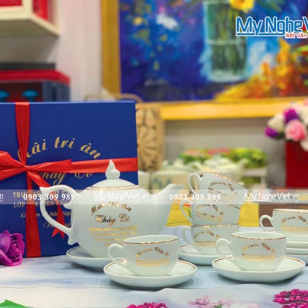 Bộ bình trà men trắng dáng chóp lửa in logo vàng kim trường THPT Chơn Thành