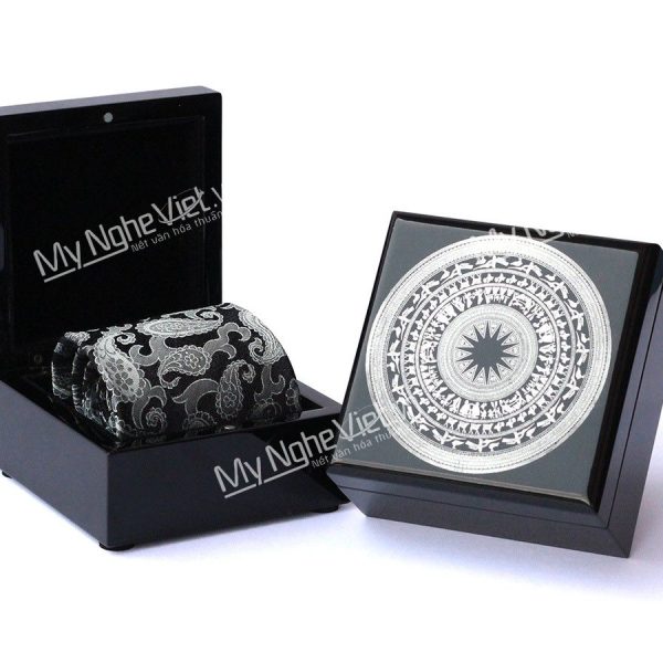 Caravat Lụa Hà Đông Cao Cấp họa tiết đuôi công – hộp sơn mài