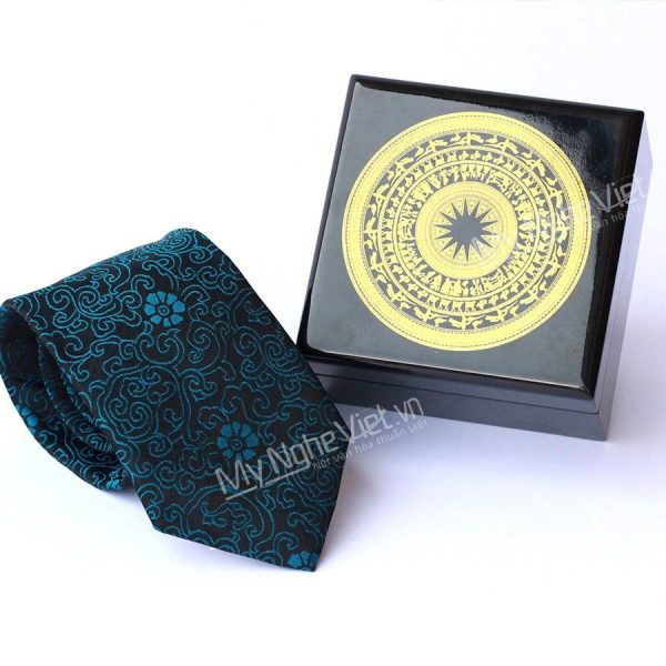 Caravat Lụa Hà Đông Cao Cấp họa tiết hoa cúc – hộp sơn mài