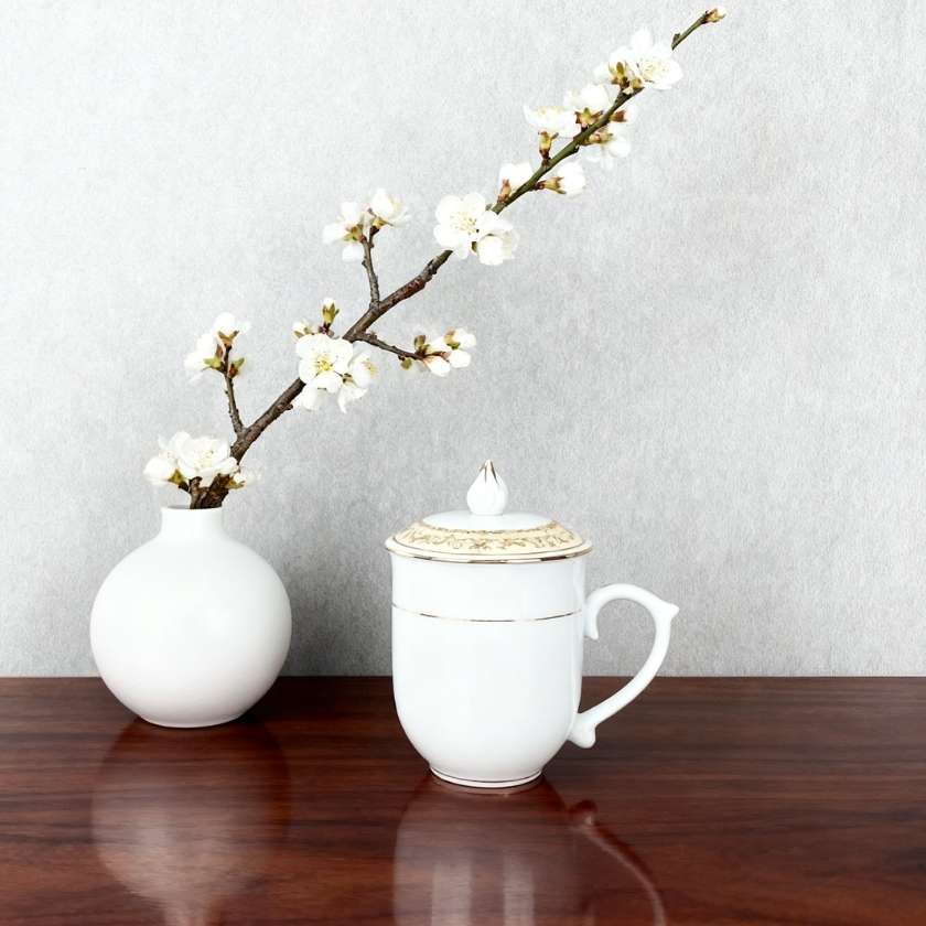 Ly sứ có nắp chóp lửa viền vàng kim hoa văn (6)