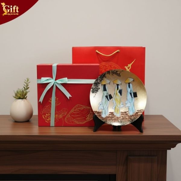 Tranh đĩa sơn mài Cô Gái dát lá vàng