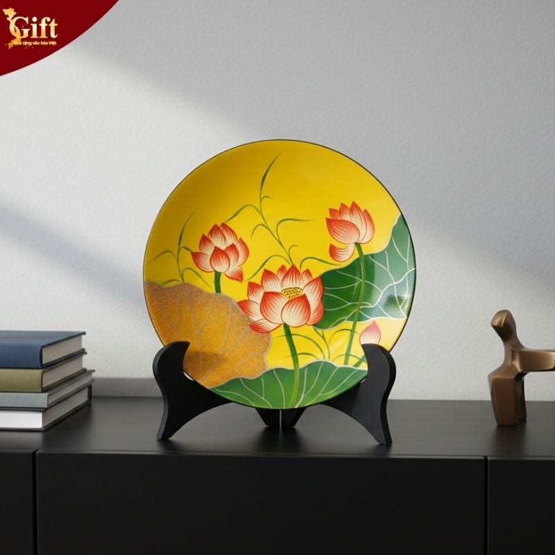 Tranh dĩa sơn mài hoa sen nền vàng