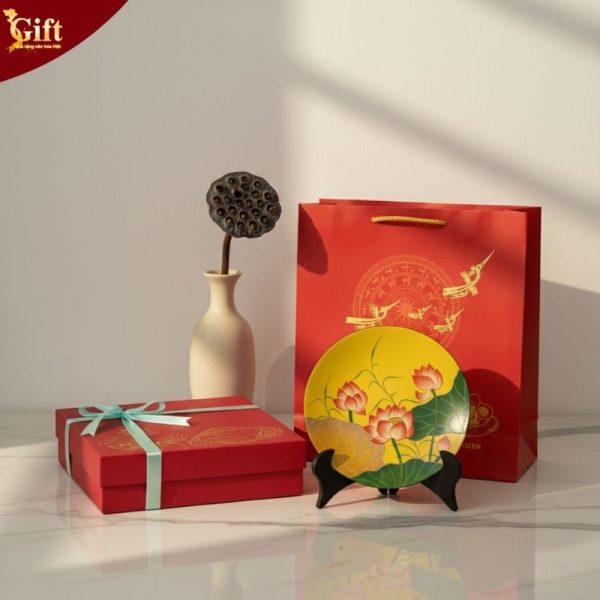 Tranh dĩa sơn mài hoa sen nền vàng