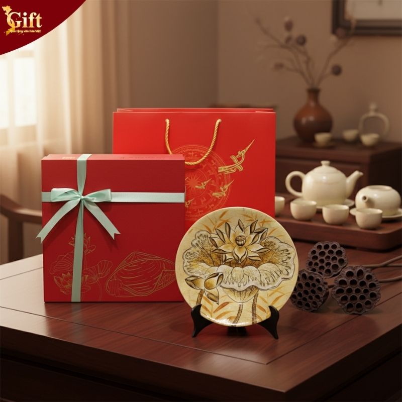 tranh-dia-son-mai-hoa-sen-dat-la-vang (1) Tranh đĩa sơn mài hoa sen đắp nổi dát lá vàng