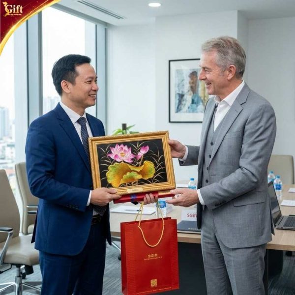 Tranh sơn mài hoa sen đắp nổi nền đen