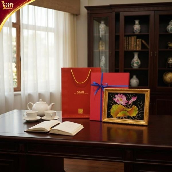 Tranh sơn mài hoa sen đắp nổi nền đen