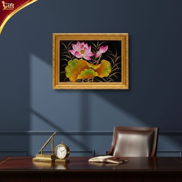 Tranh sơn mài hoa sen đắp nổi nền đen