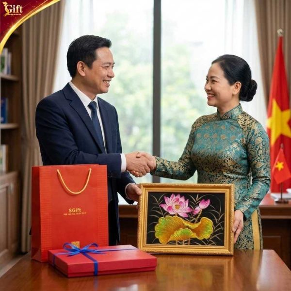 Tranh sơn mài hoa sen đắp nổi nền đen