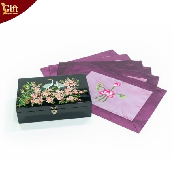 Bộ quà tặng hộp sơn mài cò đào và khăn trải bàn màu tím thêu sen