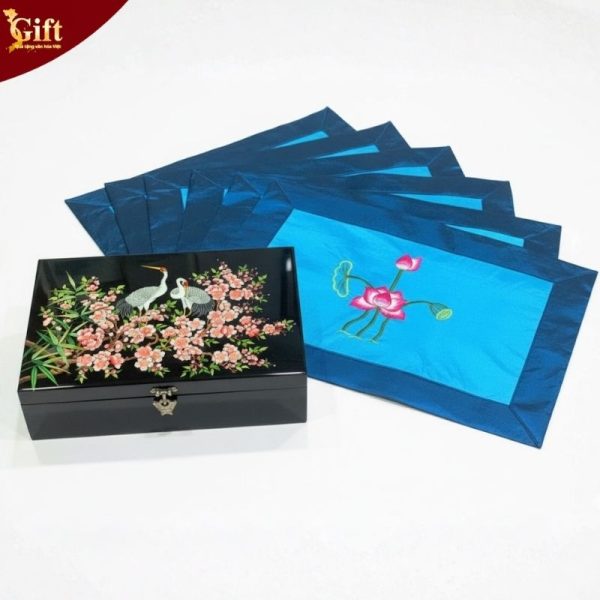 Bộ quà tặng hộp sơn mài cò đào và khăn trải bàn màu xanh dương thêu sen