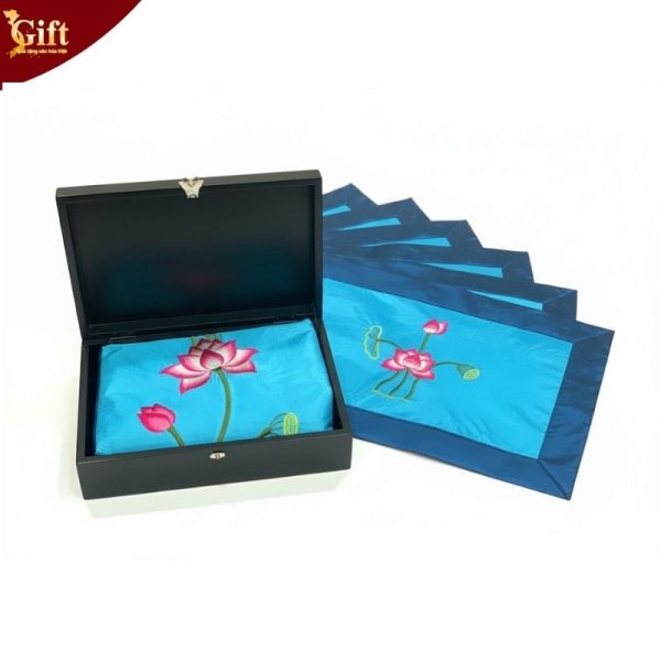 Bộ quà tặng hộp sơn mài cò đào và khăn trải bàn màu xanh dương thêu sen