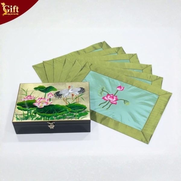 Bộ quà tặng hộp sơn mài cò sen và khăn trải bàn màu xanh thêu sen