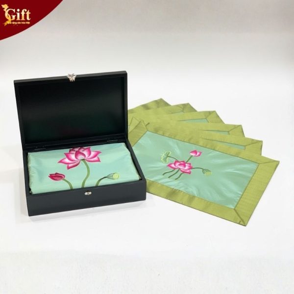 Bộ quà tặng hộp sơn mài cò sen và khăn trải bàn màu xanh thêu sen