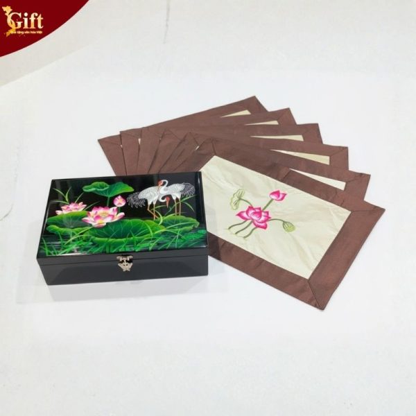 Bộ quà tặng hộp sơn mài cò sen và khăn trải bàn màu kem thêu sen