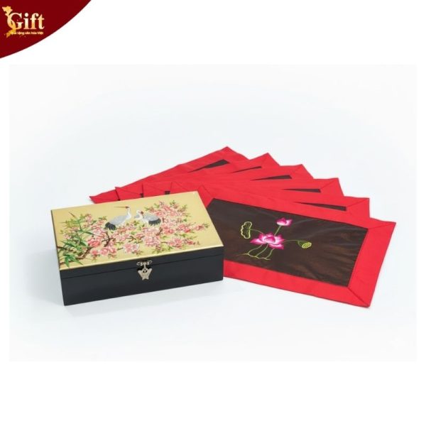 Bộ quà tặng hộp sơn mài cò đào và khăn trải bàn màu đỏ thêu sen